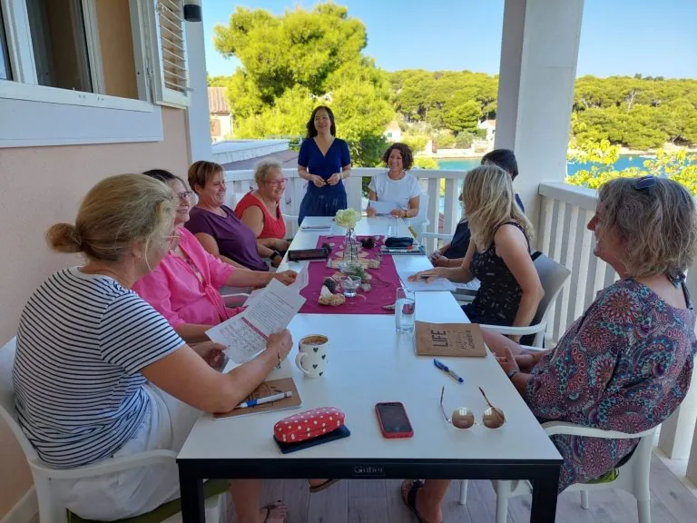 Teilnehmerinnen des Frauenretreats in Kroatien bei einer gemeinsamen Gesprächsrunde.