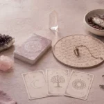 Meditative Gegenstände und Kerzen als Symbol für den medialen Zirkel