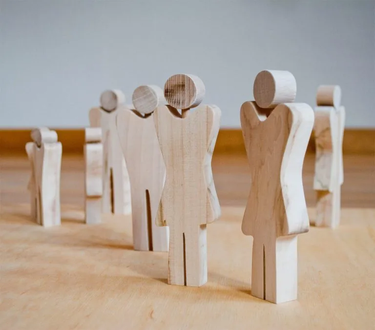 Aufgestellte Figuren als Symbol für Familien- und Systemaufstellungen